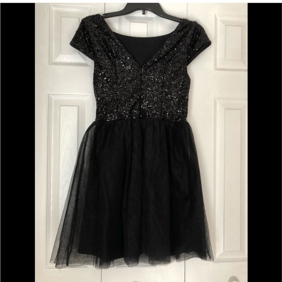 Glamorous and rock & roll style black sparkly and tulle dress - Picture 3 of 5